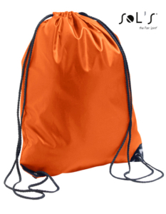 Orange rygsæk med sorte snore placeret mod hvid baggrund. Øverst til højre står teksten: "SOL'S - the fair spirit".