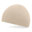 Beige strikket hue ligger på en hvid overflade i et minimalistisk setting.