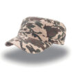 En camouflage-kasket med skygge ligger isoleret mod en hvid baggrund.