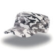 En camouflage-mønstret hat ligger på en hvid baggrund. Hatten har grå, sorte og hvide mønstre og en skygge foran.