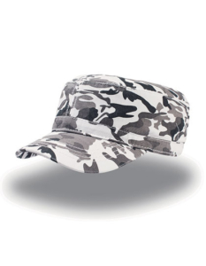 En camouflage-mønstret hat ligger på en hvid baggrund. Hatten har grå, sorte og hvide mønstre og en skygge foran.
