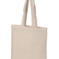 Kraftig stofpose hænger med to håndtag i neutral beige farve, placeret i et minimalistisk, hvidt studieomgivelse.