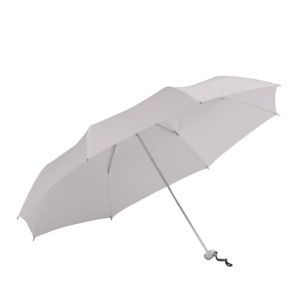 8406_010100 Hvid paraply med buet håndtag, helt åben, placeret mod en hvid baggrund.