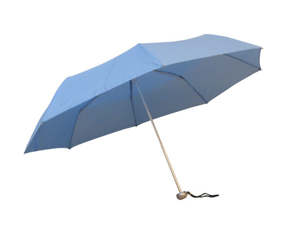 8406_430100 En blå paraply åbnet, med en sølvfarvet stang og en sort håndledsrem, mod en hvid baggrund.