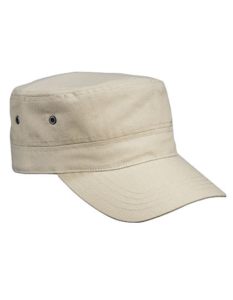 Beige kasket ligger på en hvid baggrund. Kasketten har en flad top, en lige skygge, og to små sorte lufthuller på hver side.