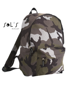 Rygsæk i camouflage mønster med lynlåslukning og justerbare skulderstropper. Den står oprejst på en lys baggrund. Tekst: "SOL'S - the fair spirit".