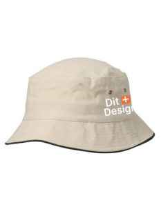 Beige bøllehat uden mønster, har to metaløjer på siden. Teksten "Dit + Design" er placeret på siden. Hatten har en sort kant og ligger på en hvid baggrund.