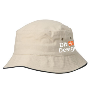 Beige bøllehat uden mønster, har to metaløjer på siden. Teksten "Dit + Design" er placeret på siden. Hatten har en sort kant og ligger på en hvid baggrund.