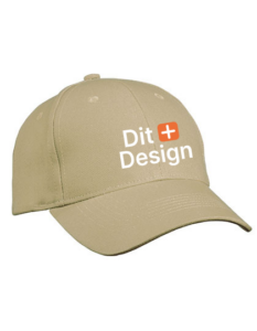 En lys beige kasket med teksten "Dit+Design" trykt på fronten. Kasketten er alene på en hvid baggrund.