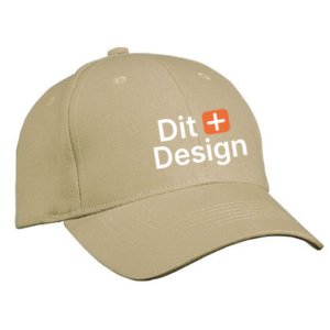 En lys beige kasket med teksten "Dit+Design" trykt på fronten. Kasketten er alene på en hvid baggrund.