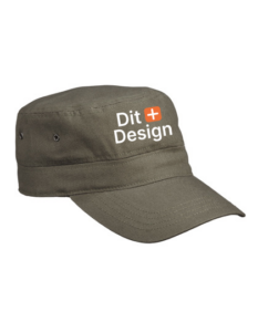 En olivengrøn kasket med teksten "Git Design" skrevet på forsiden i hvid skrift. Kasketten ligger på en hvid baggrund.