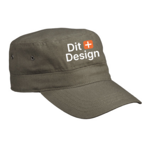 En olivengrøn kasket med teksten "Git Design" skrevet på forsiden i hvid skrift. Kasketten ligger på en hvid baggrund.