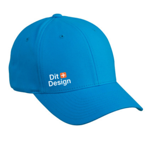 En blå kasket vises med teksten "Dit Design" trykt på fronten. Kasketten ligger i en neutral, hvid baggrund uden andre objekter til stede.