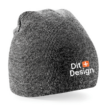 Grå strikket hue, står stille, set fra siden. Teksten "Dit Design" med et orange plus-tegn er broderet på siden. Simpelt, hvid baggrund.