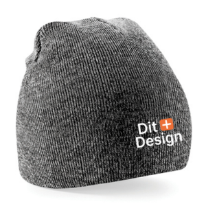 Grå strikket hue, står stille, set fra siden. Teksten "Dit Design" med et orange plus-tegn er broderet på siden. Simpelt, hvid baggrund.
