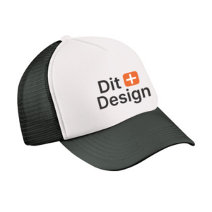 Kasket med hvid front og sort netbaggrund. Teksten "Dit Design" er trykt på fronten med et lille orange plus.