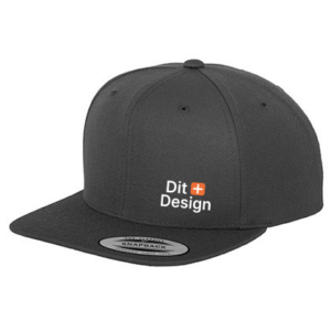 Sort kasket med flad skygge, viser teksten "Dit Design" i hvid med et orange plus. Den ligger på en hvid baggrund.