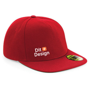 Rød kasket med flad skygge og teksten "Dit Design" broderet på forsiden. Den har et klistermærke med teksten "Flexfit". Kasketten ligger på en hvid overflade.