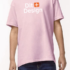 Person iført en lyserød T-shirt med teksten "Dit Design" i hvid og en orange firkant med et plus-tegn, stående i studieindstilling. Jeans er synlige nedenfor.