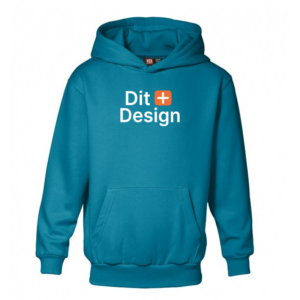 En blå hættetrøje med teksten "Dit Design" i hvid med et orange plus-tegn på brystet. Trøjen har en stor frontlomme og en hætte.