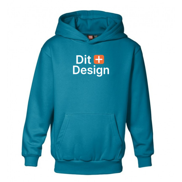 En blå hættetrøje med teksten "Dit Design" i hvid med et orange plus-tegn på brystet. Trøjen har en stor frontlomme og en hætte.