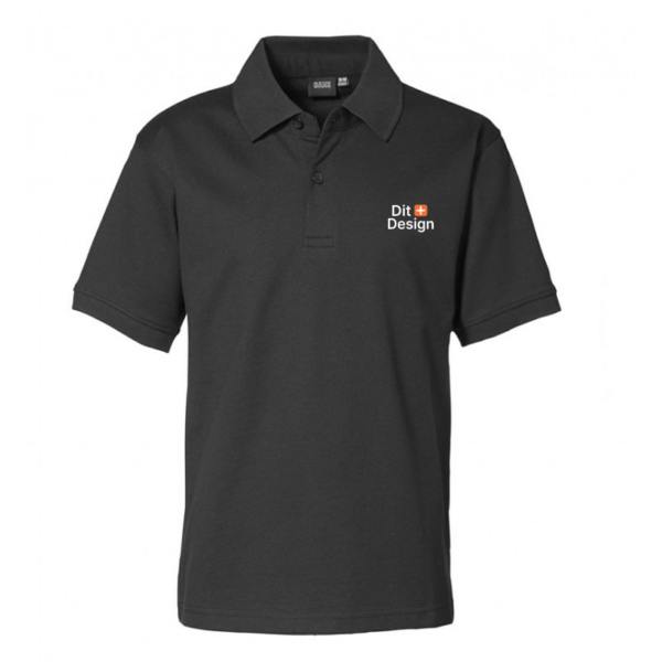 Sort poloshirt med teksten "Dit Design" broderet på brystet, designet på en neutral baggrund.