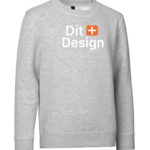 Grå sweatshirt vises hængende, med teksten "Dit Design" i hvid og et orange plus-ikon på forsiden. Baggrunden er hvid og neutral.