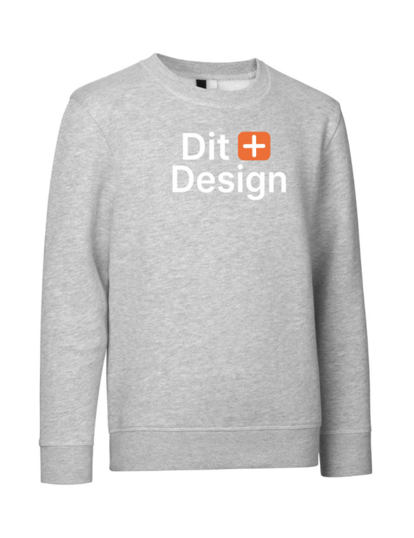 Grå sweatshirt vises hængende, med teksten "Dit Design" i hvid og et orange plus-ikon på forsiden. Baggrunden er hvid og neutral.