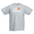 Grå T-shirt viser teksten "Dit + Design" foran; bogstaverne er hvide med et orange plus-tegn. Designet er enkelt og præsenteret imod en hvid baggrund.