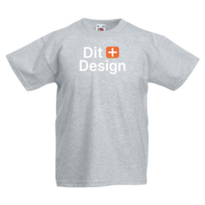Grå T-shirt viser teksten "Dit + Design" foran; bogstaverne er hvide med et orange plus-tegn. Designet er enkelt og præsenteret imod en hvid baggrund.