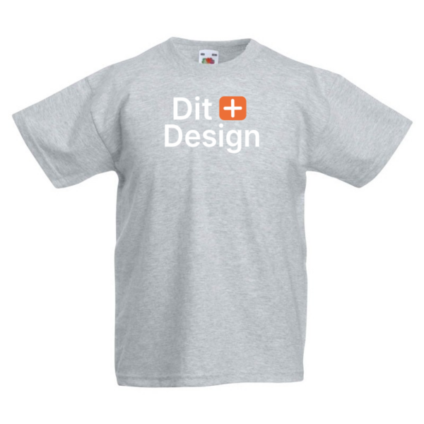 Grå T-shirt viser teksten "Dit + Design" foran; bogstaverne er hvide med et orange plus-tegn. Designet er enkelt og præsenteret imod en hvid baggrund.