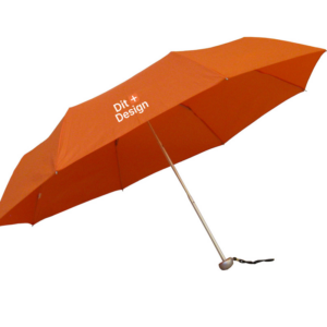 Orange paraply med teksten "We <3 Design" trykt på. Paraplyen er åben og står mod en hvid baggrund.