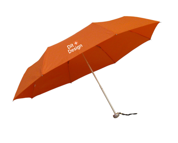 Orange paraply med teksten "We <3 Design" trykt på. Paraplyen er åben og står mod en hvid baggrund.