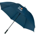 En blå paraply med sort håndtag vises åbent. På toppen står teksten "Dit Design" med et lille orange kvadrat ved siden af. Paraplyen er vist mod en hvid baggrund.