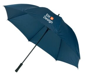 En blå paraply med sort håndtag vises åbent. På toppen står teksten "Dit Design" med et lille orange kvadrat ved siden af. Paraplyen er vist mod en hvid baggrund.