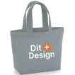 Grå stofpose står oprejst med trykt tekst "Dit Design" i hvidt og orange. Den har to håndtag og fungerer som en bærbar taske, placeret på en hvid baggrund.