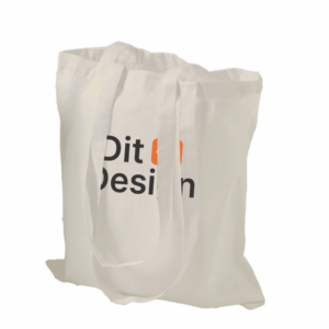 Stofpose står oprejst med lange hanke, i neutral farve. På posen står teksten "Dit Design" i sort og orange. Placeret mod en hvid baggrund.