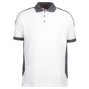 Hvid polo med korte ærmer og grå krave samt grå striber langs sider og skuldre. Den viser tre knapper ved halsåbningen.