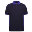 En sort polo t-shirt med blå krave og blå striber langs skuldrene og siderne. Afbildet på en hvid baggrund.