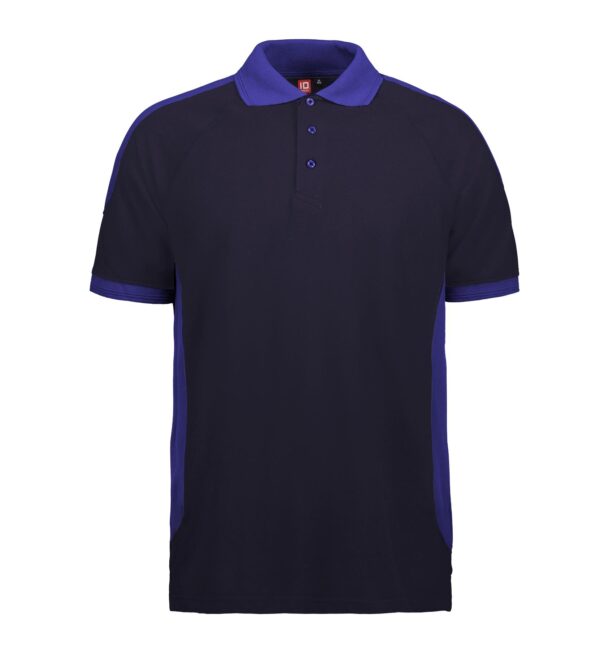 Arbejds Polo Navy En sort polo t-shirt med blå krave og blå striber langs skuldrene og siderne. Afbildet på en hvid baggrund.