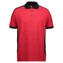 Rød poloshirt med sorte detaljer på kraven og ærmerne vises på en hvid baggrund. Tre sorte knapper er langs frontens åbning.