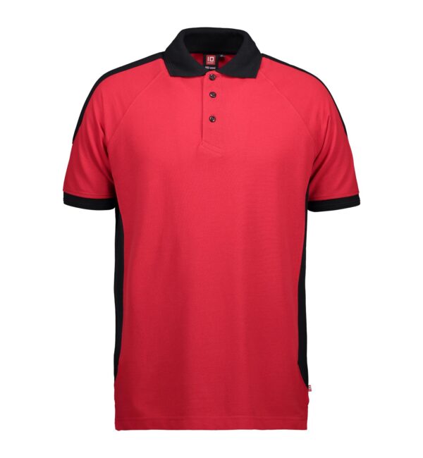 Arbejds Polo rød Rød poloshirt med sorte detaljer på kraven og ærmerne vises på en hvid baggrund. Tre sorte knapper er langs frontens åbning.