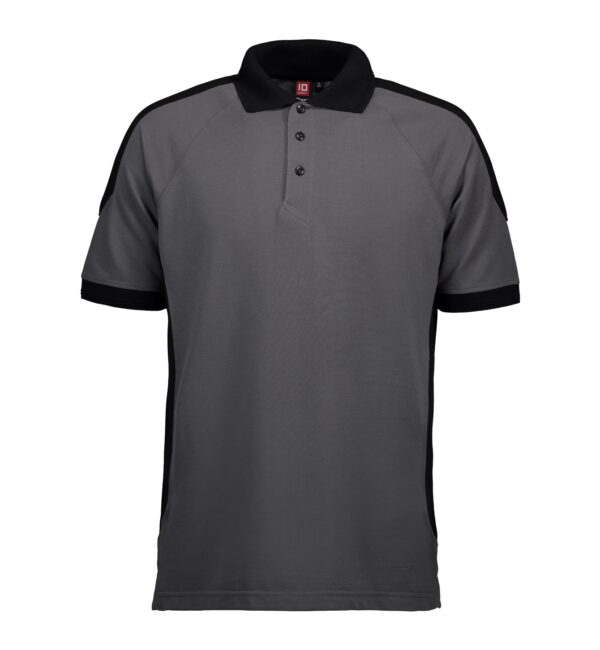 Arbejds Polo silver grey Grå polo shirt med sorte skuldre og ærmekanter, hængende frit mod en hvid baggrund. Poloen er dekoreret med tre sorte knapper.