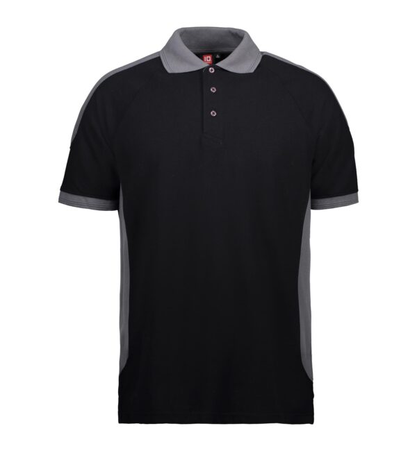 Arbejds Polo sort Sort-polo-shirt med grå krave og kanter på ærmerne, hængende frit mod en neutral baggrund. Kraven har tre knapper. Tekst på mærket indeni kraven lyder: "ID".