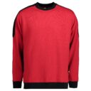 En rød sweatshirt med sorte detaljer på skuldrene og kraven hænger på en usynlig bøjle mod en hvid baggrund.
