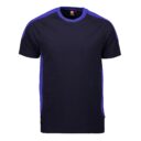 En sort t-shirt med blå striber på ærmerne og siderne hænger ubenyttet. Den har et rødt mærke med teksten "ID" påsydet indeni kraven.