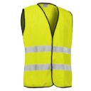 Gul refleksvest med to vandrette, sølvfarvede refleksstriber, hænger i en neutral, hvid baggrund. Vesten har sorte kanter og en åben front uden tekst.