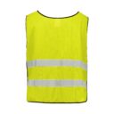 En gul refleksvest med to vandrette reflekterende striber hænger i et lyst rum.