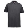 En mørk grå poloshirt med korte ærmer og tre knapper ved kraven, hænger mod en hvid baggrund.