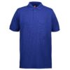 En blå poloshirt uden mønster hænger mod en hvid baggrund, med korte ærmer og en krave med knapper.